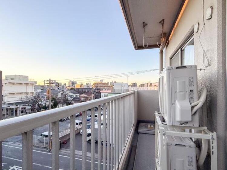 バルコニー 陽の光に照らされるバルコニーを、爽やかな涼風が吹き抜けていきます。