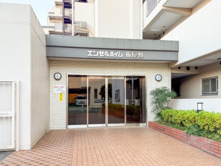 エントランス 清潔感のある明るいエントランスが、毎日の帰宅を心地よく迎えてくれます。