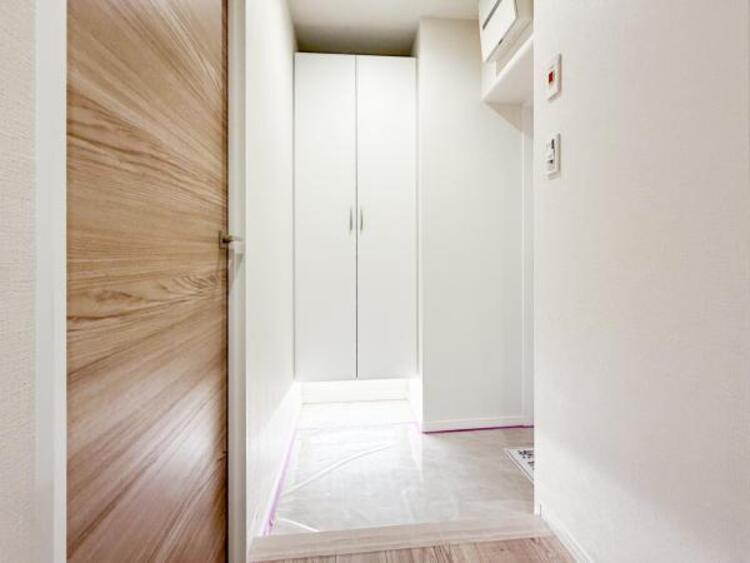 その他 シンプルで落ち着いたデザインの玄関が魅力です。