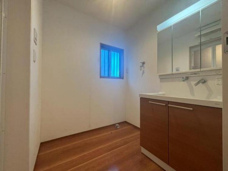 洗面 清潔感と機能性を備え、一日の始まりと終わりを心地よく演出してくれるパウダールームです。