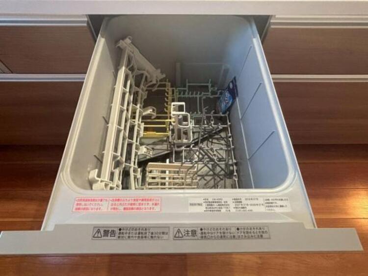 設備 食器洗浄乾燥機を標準装備。作動中は他の家事を並行して進めることができ、家事の時短と負担軽減につながります。高温、高圧水流で洗浄するため、除菌・消臭効果が期待でき、衛生面での安心感が高まります。また、手荒れの心配もなくなります。