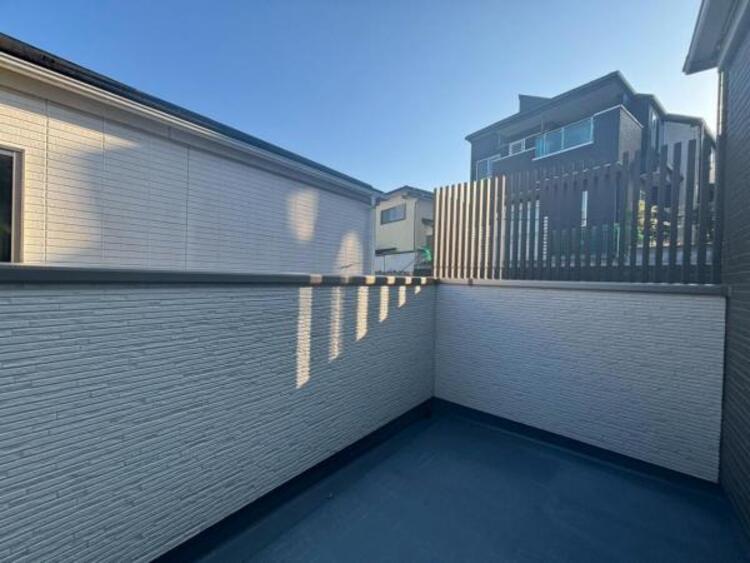 バルコニー 開放感のあるルーフバルコニー。気持ち良い晴天の日は、まったりしたひと時をお過ごし下さいませ。