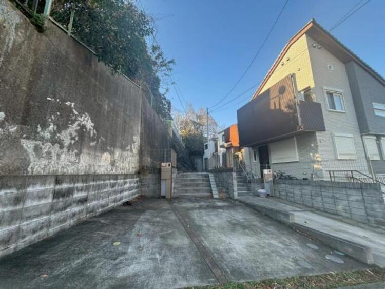 駐車場 小さなお子様も安心・安全の乗り降りができます。車が汚れたら洗えるのもうれしいですね。