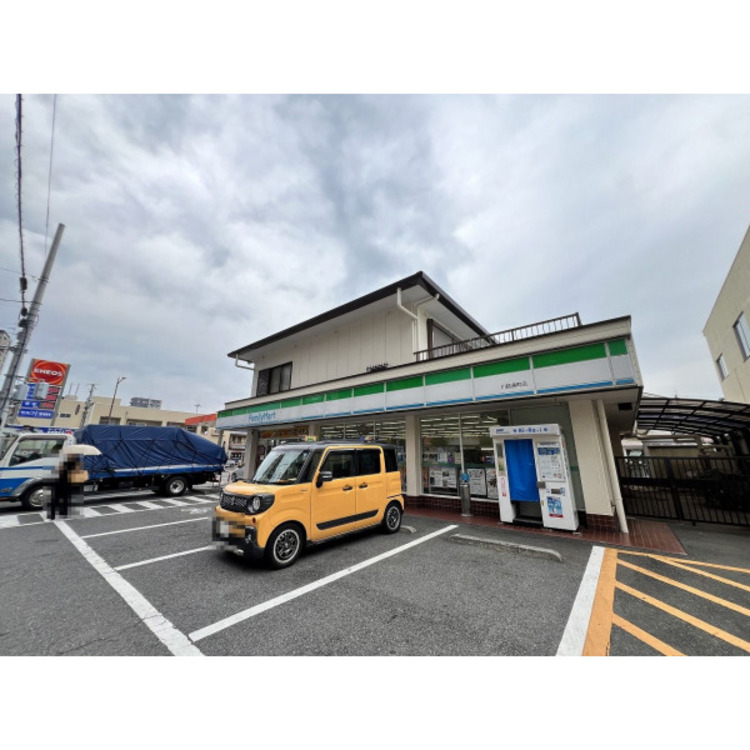 周辺 ファミリーマート(約325m)