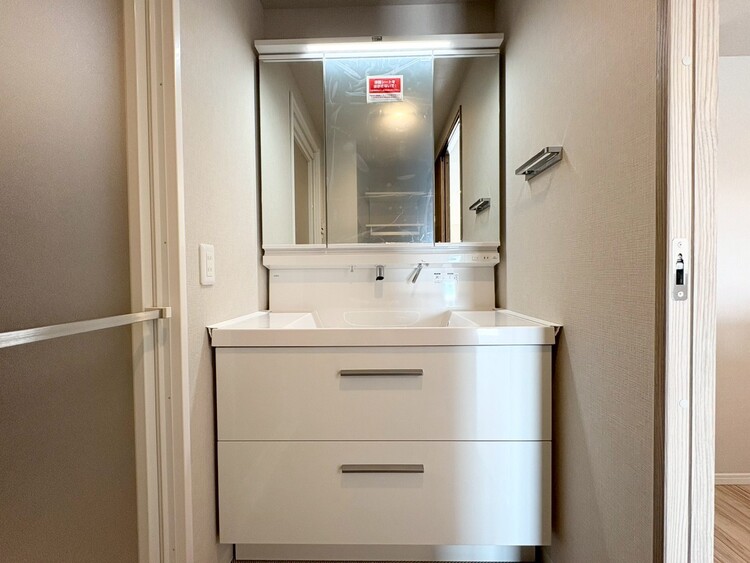 その他 清潔感を感じられる洗面化粧台。