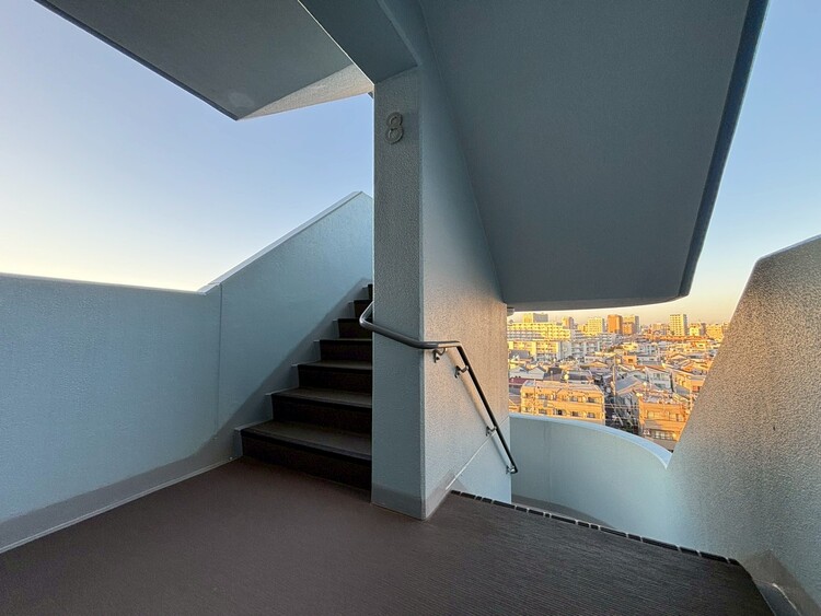 その他 共用部の階段です。明るく清潔に管理されています。