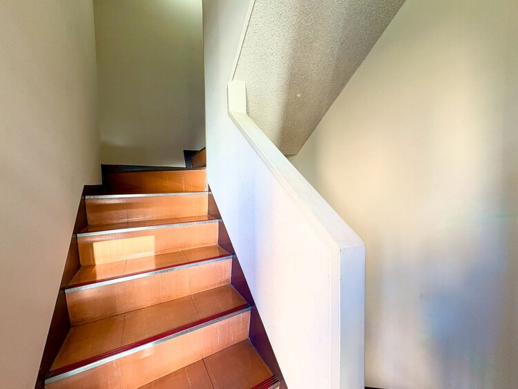 その他 共用部の階段です。明るく清潔に管理されています。