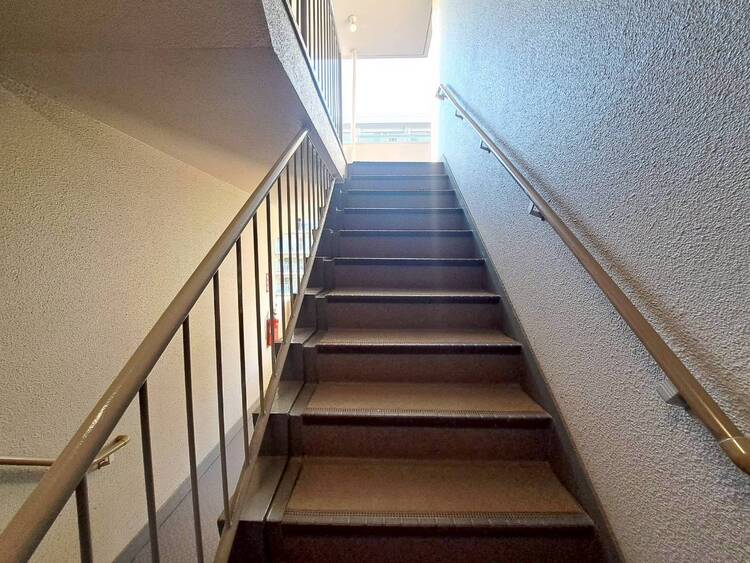 その他 共用部の階段です。明るく清潔に管理されています。