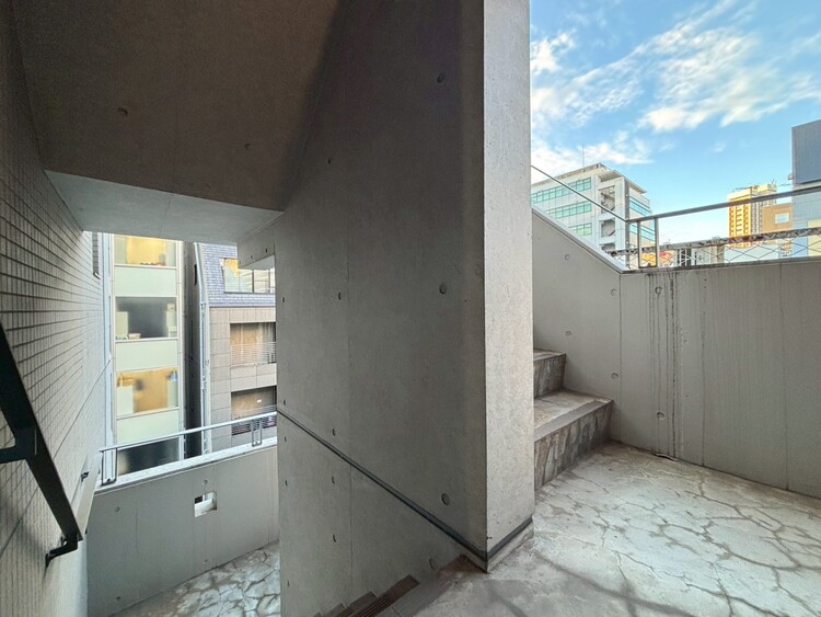 その他 共用部の階段です。明るく清潔に管理されています。