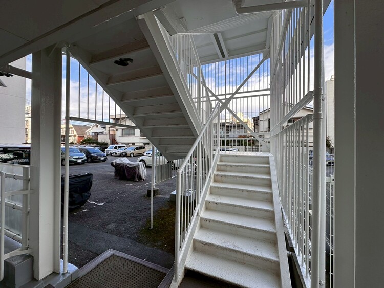 その他 共用部の階段です。明るく清潔に管理されています。