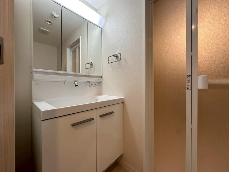 その他 清潔感を感じられる洗面化粧台。