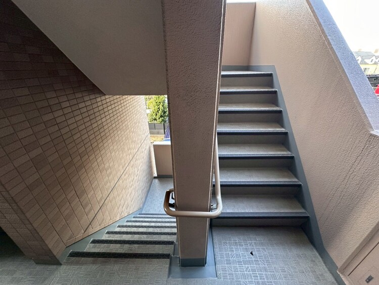 その他 共用部の階段です。明るく清潔に管理されています。