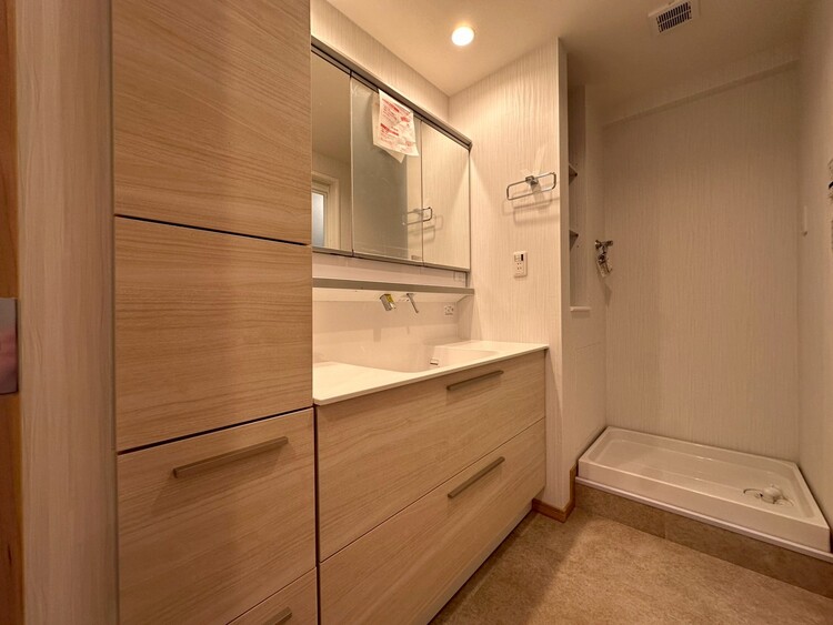 その他 清潔感を感じられる洗面化粧台。