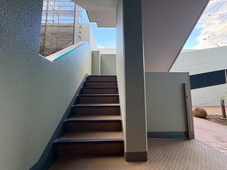 その他 共用部の階段です。明るく清潔に管理されています。