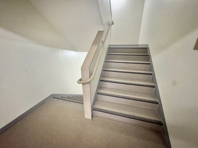 その他 共用部の階段です。明るく清潔に管理されています。