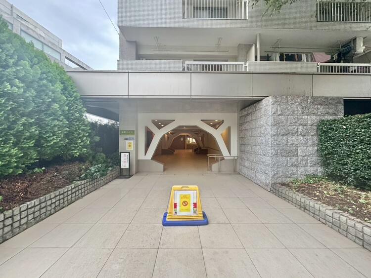 その他 上質感漂う玄関アプローチです。