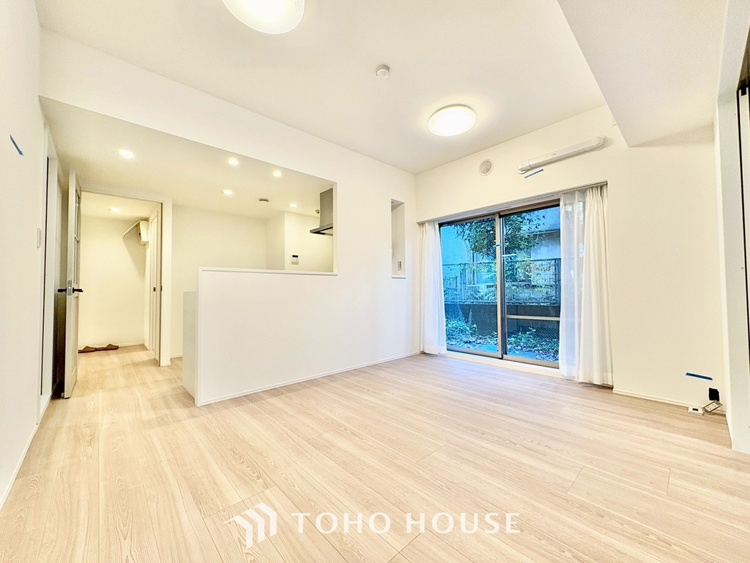 内装 ◆木漏れ日◆の様な採光が優しく足元を照らし、心地いい暮らしの道しるべを写し出す。この空間で過ごす家族との語らいの時間がとても素敵で幸せを感じるかもしれない。