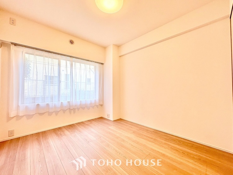 内装 ◆間接照明◆オレンジ色の光が僕達を大人な気分にさせる。静かで優しく語りかけるその光は、今日の終わりを告げてくれ、でも明日にはいい事が必ず来るよ。そんな囁きが聞こえてくる