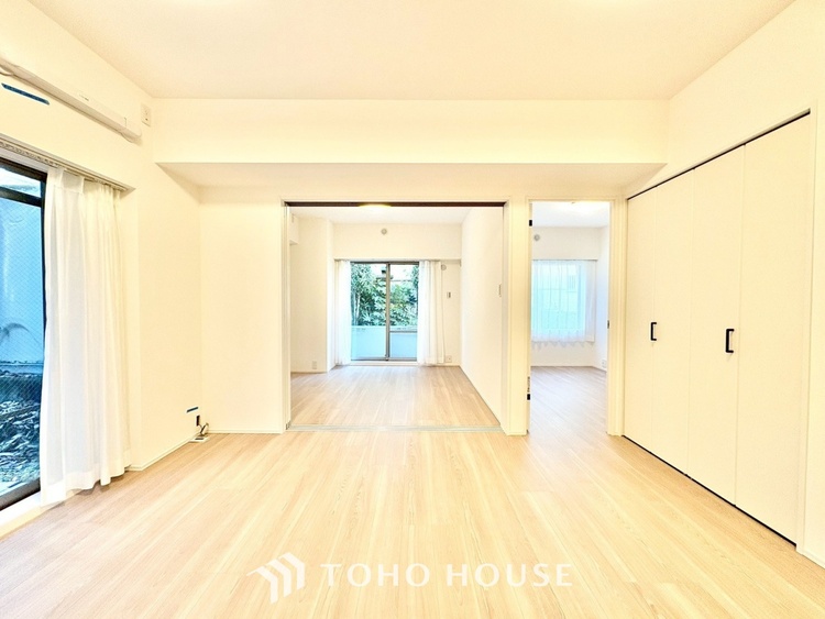 内装 ◆リビング◆たくさんの窓から注ぐ太陽の光。時間の経過とともに光と影のコントラストがこの空間のムードを変え、部屋に変化と温もりをもたらしてくれる。