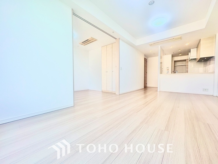 内装 ◆サンサンと◆差し込む太陽の光がこのリビングに笑いをもたらす。