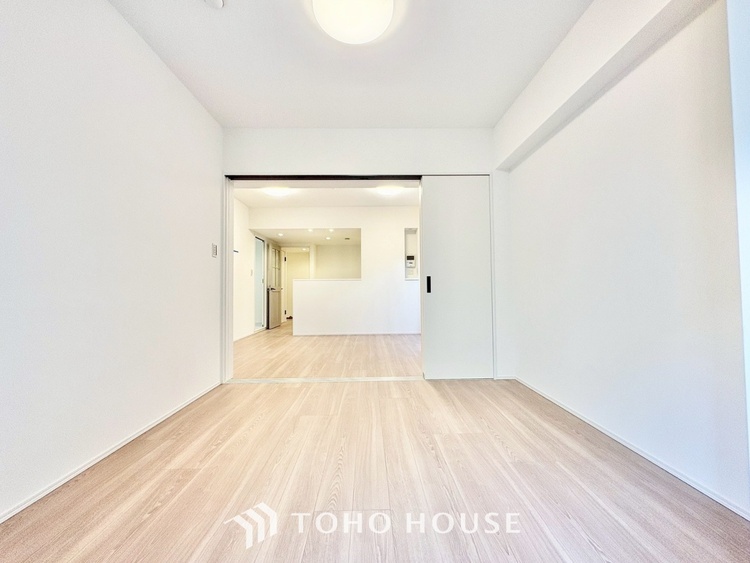 内装 ◆色彩◆この空間に放たれた光は華美なまでに演出されたデザイン。流れる時をより芳醇なコーヒーの様な色彩奏でるアダージョ。そして情景豊かな作品のような暮らしがイメージできる。