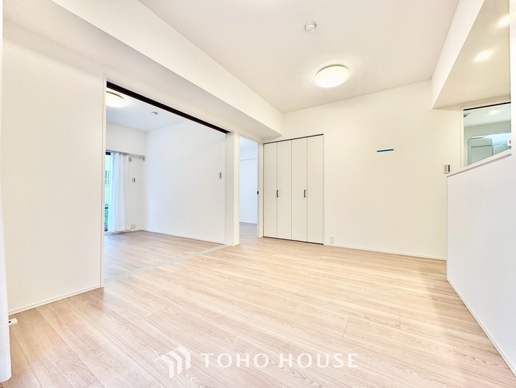 内装 ◆今宵の食卓◆ダウンライトに反射するグラスを眺めながらワインを注ぐ。トクトクと心地いい音をさせながら、フランスの古城を思わせる薫りがたちこめ、とても幸せな時を過ごせる。