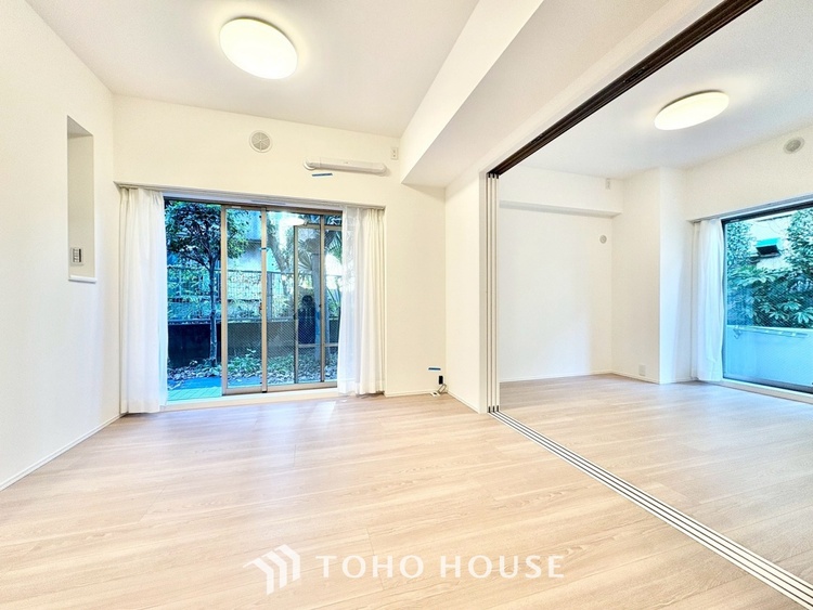 内装 ◆リビング◆そこには目を輝かせ笑顔で見つめてくれる君がいて、「おかえり」の言葉がこだまする。何気ない日々の挨拶は僕にとっては幸せで、同時に君の瞳にも恋している。