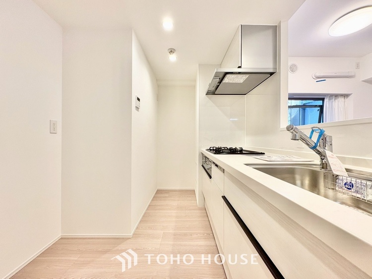 キッチン ◆キッチン◆美しく使いやすいキッチンは油汚れが簡単に拭き取れる素材で加工されており、浄水器シャワーから流す水の音を軽減する静かなシンクを採用。見えないところにさり気ない配慮が嬉しいですね