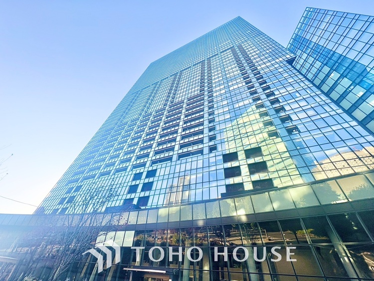 外観 【Entrance of your life】明るい玄関が家族を迎え入れる。今日はどんな一日が待っているんだろう。皆どんな一日を終えて帰ってくるんだろう。