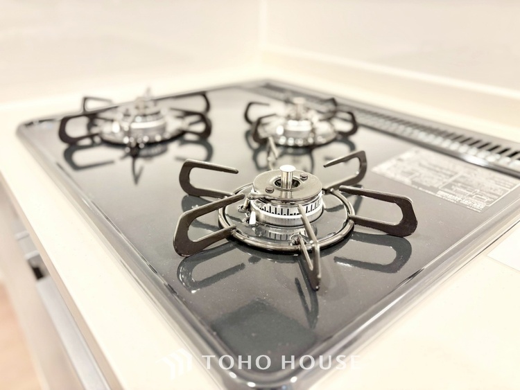 キッチン ◆今宵の食卓◆ダウンライトに反射するグラスを眺めながらワインを注ぐ。トクトクと心地いい音をさせながら、フランスの古城を思わせる薫りがたちこめ、とても幸せな時を過ごせる。