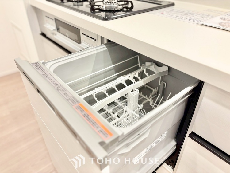 キッチン ◆キッチン◆美味しい料理を作りたくなるような気持にさせてくれる、腕を振るえる自慢のスペース。見上げると柔らかなダウンライトが包み込み、彩りを添えます。艶と光沢のある居心地の良いわが家のキッチン。