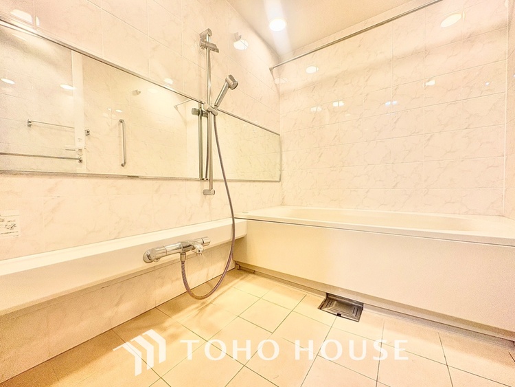 風呂 【Bathroom makes you free】疲れを翌日に残さない。そのための広々としたお風呂。足を伸ばしてさあ浸かろう。