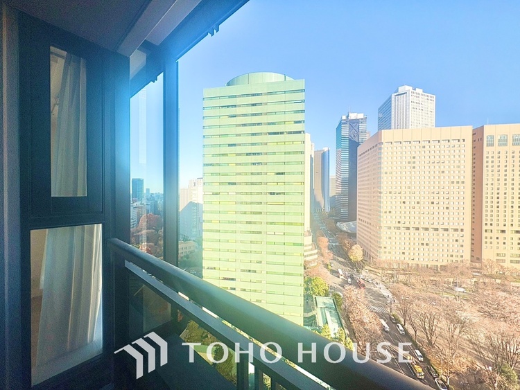 バルコニー 【the view of the sunlight】日差しと景色を取り入れつつ、プライベートな空間を演出するバルコニー