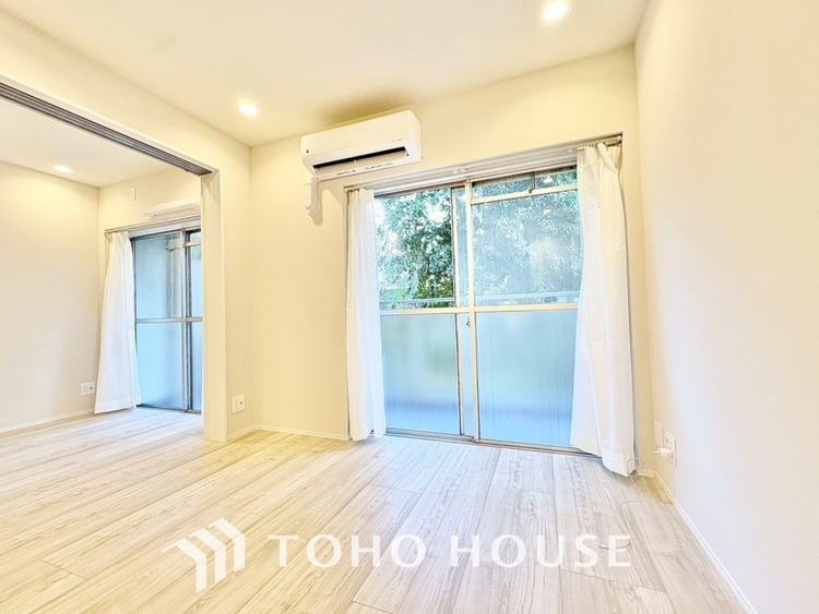 内装 忙しい朝でも、しっかり家族が揃って食事をして頂けるゆとりある大きさのダイニングスペース。リビングと和室の続き間は急な来客時になど使い勝手が良いです。実際の空間を体感してみて下さい！