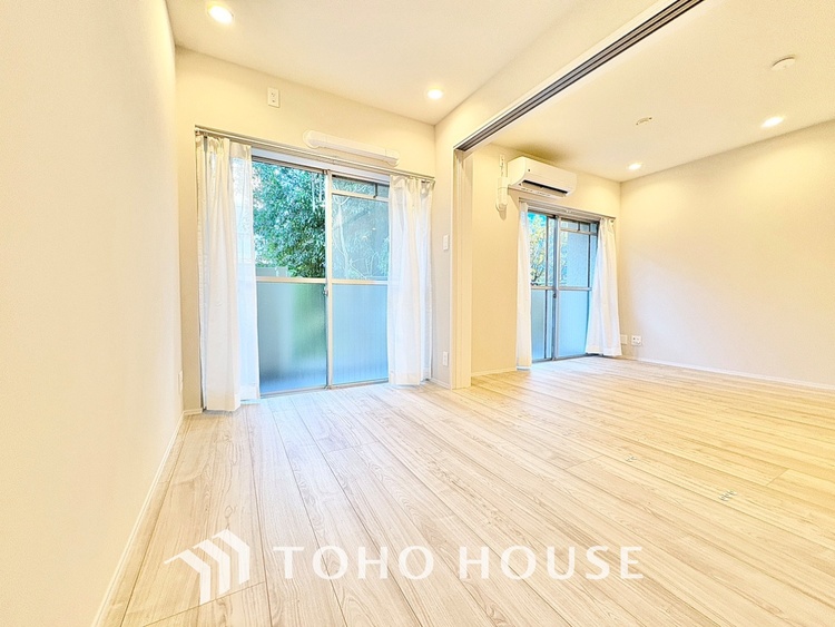 内装 使いやすく、明るい洋室に仕上がります。子供部屋や趣味のお部屋にご利用できます。ご自身で家具などを配置し、素敵な空間を創り上げられます。