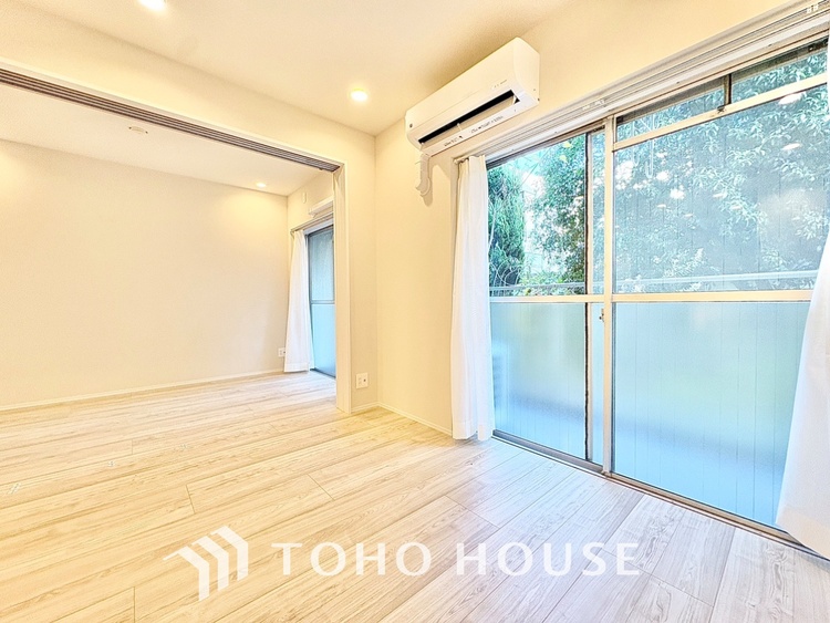 内装 使いやすく、明るい洋室に仕上がります。子供部屋や趣味のお部屋にご利用できます。ご自身で家具などを配置し、素敵な空間を創り上げられます。