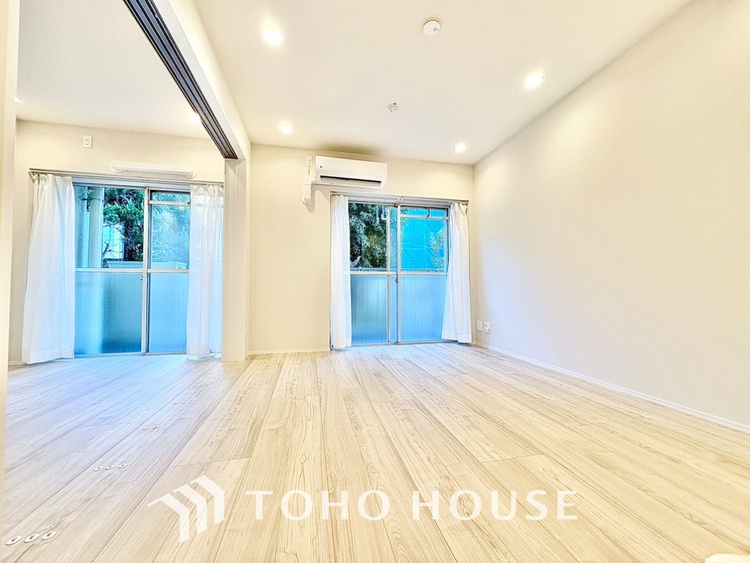 内装 使いやすく、明るい洋室に仕上がります。子供部屋や趣味のお部屋にご利用できます。ご自身で家具などを配置し、素敵な空間を創り上げられます。