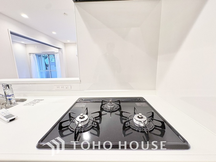 キッチン キッチンは家族の絆を育む大切な空間。シンプルで使い易いシステムキッチンで愉しく作る料理は愛情のある美味しいご馳走に。家族で使えるダイニングキッチンです。