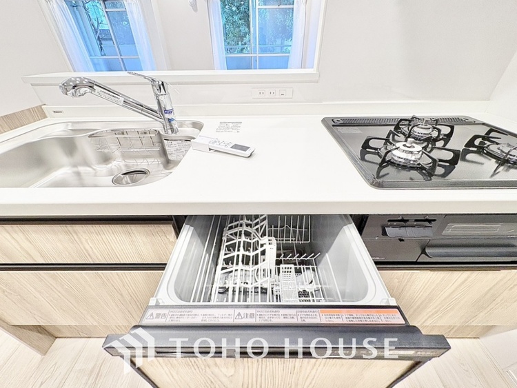 キッチン 広々としたキッチンのシンクは、料理の準備と片付けを楽にし、使いやすさを最大限に引き立てます。