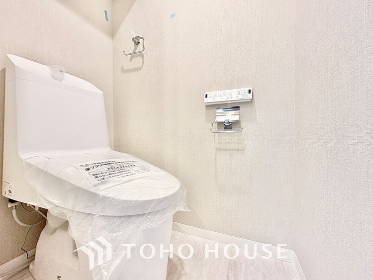 トイレ 清潔感あるホワイト調のクロスと温もり溢れるモダンカラーの床材が見事に調和した本邸宅は、毎日の生活を少しでも快適に過ごして頂ける様に落ち着いた雰囲気作りから行っています。