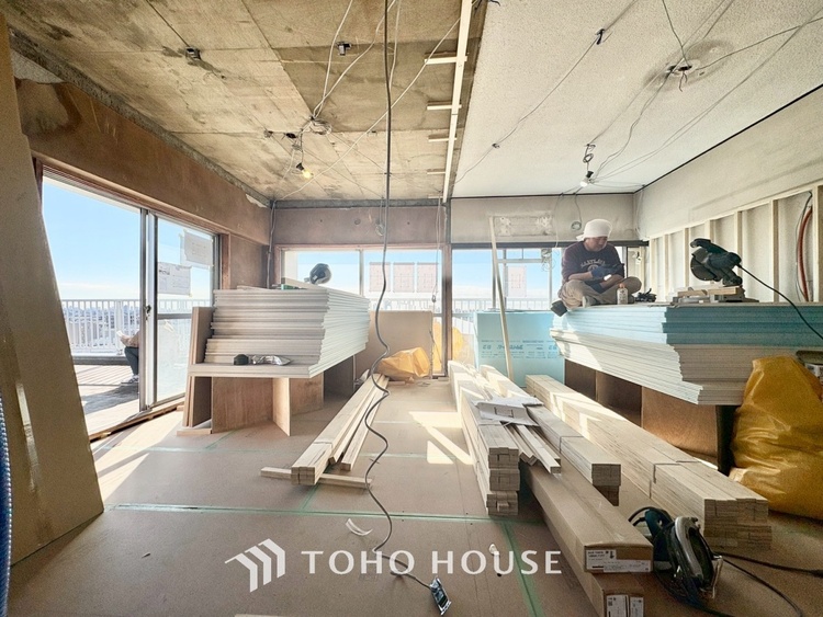 内装 【living】居心地のいい暮らしには欠かせない眩い採光。