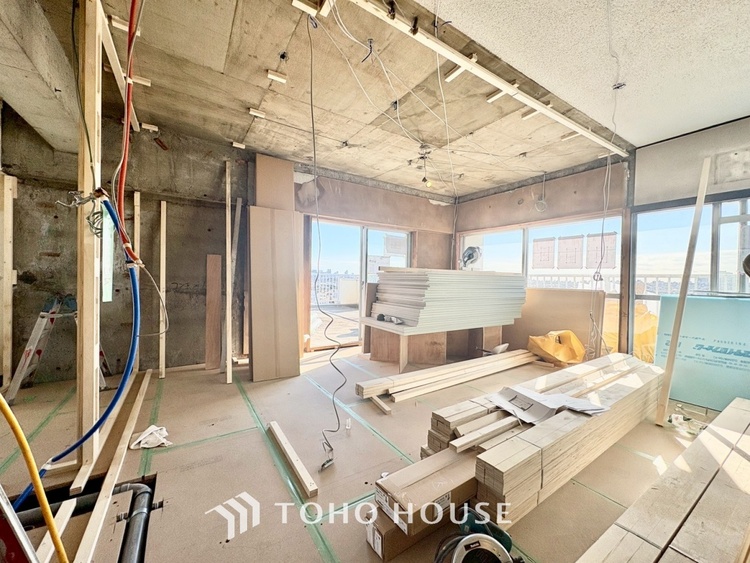 内装 ◆サンサンと◆差し込む太陽の光がこのリビングに笑いをもたらす.