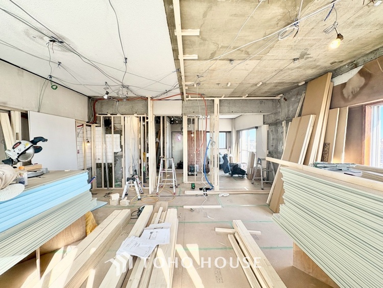 内装 ◆瀟洒な空間◆落ち着きのある彩が見事に調和させた瀟洒な空間を演出。ここに集まる家族の会話と笑顔が絶え間なく続く幸せな空間。