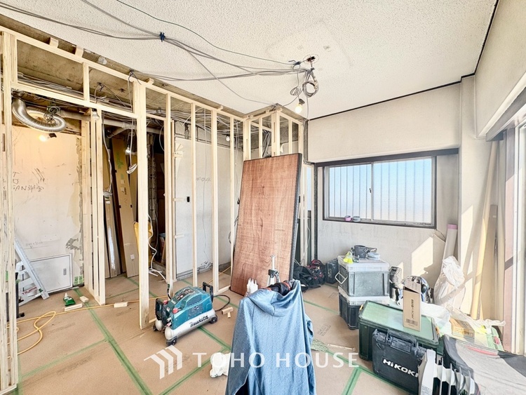 内装 ここはみんなが集い、食事と楽しい会話が始まる場所。話に夢中になりすぎて、ついつい時を忘れ、夜半過ぎになってしまう。そんな束の間の幸せを感じさせてくれます。