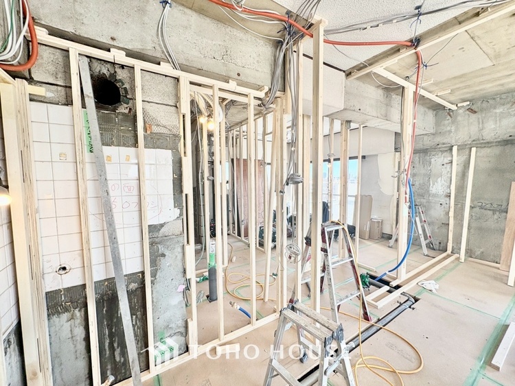 キッチン 手元の収納から、足元の収納までが全てスライド式で、奥のスペースまで有効に活用できます。奥まで上から見渡せるので、たまにしか使わない調理器具もサッと取出せます。