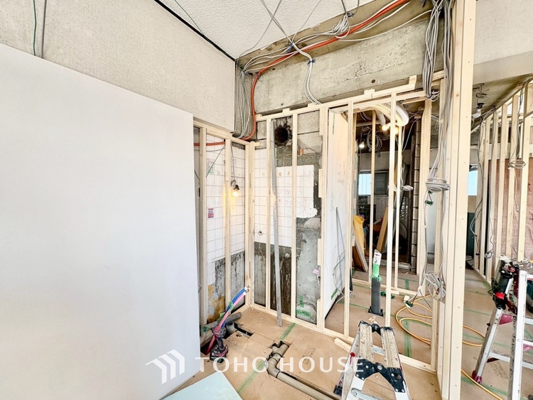 キッチン キッチンは家族の絆を育む大切な空間。シンプルで使い易いシステムキッチンで愉しく作る料理は愛情のある美味しいご馳走に。家族で使えるダイニングキッチンです。