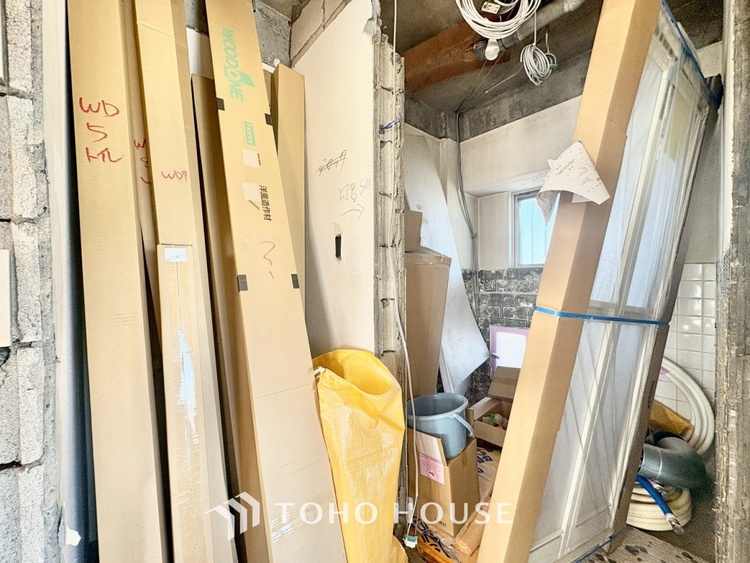 風呂 【浴室】《一日の疲れを落としてくれる場所は、落ち着く場所でなければならない》　高級感溢れるカラーと大きさ・柔らかな曲線で構成された半身浴も楽しめるバスタブが心地よさをもたらします。