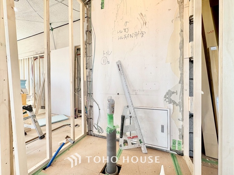 トイレ 清潔感あるホワイト調のクロスと温もり溢れるモダンカラーの床材が見事に調和した本邸宅は、毎日の生活を少しでも快適に過ごして頂ける様に落ち着いた雰囲気作りから行っています。