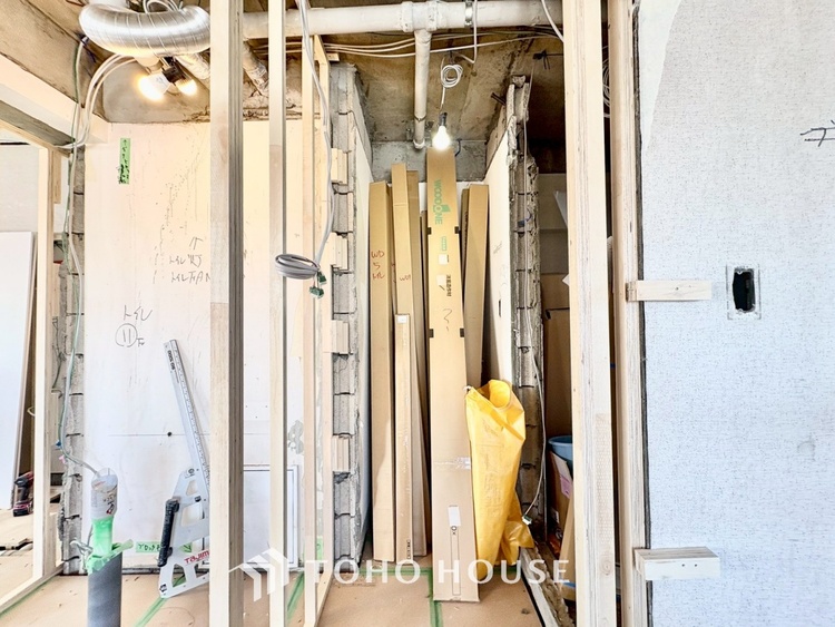 洗面 気持ちの良い朝をつくりだし、夕方には笑顔を取り戻させてくれるミラー。パウダールームはいつでも本来の自分を取り戻せる空間。明るく仕上げてあります。