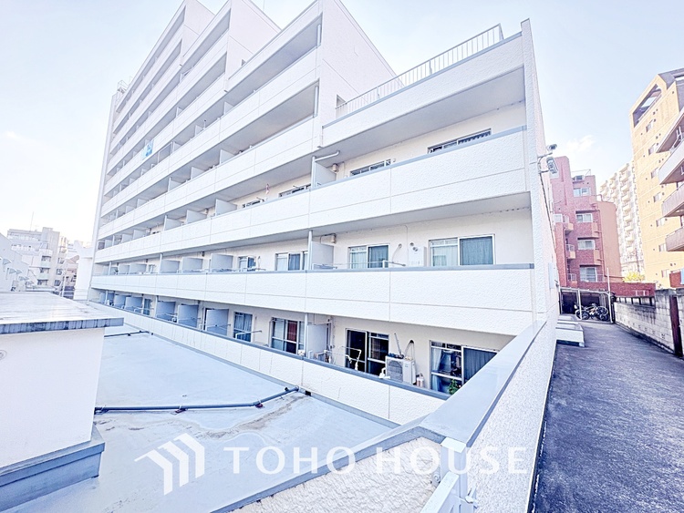 その他 【浴室】《一日の疲れを落としてくれる場所は、落ち着く場所でなければならない》　高級感溢れるカラーと大きさ・柔らかな曲線で構成された半身浴も楽しめるバスタブが心地よさをもたらします。